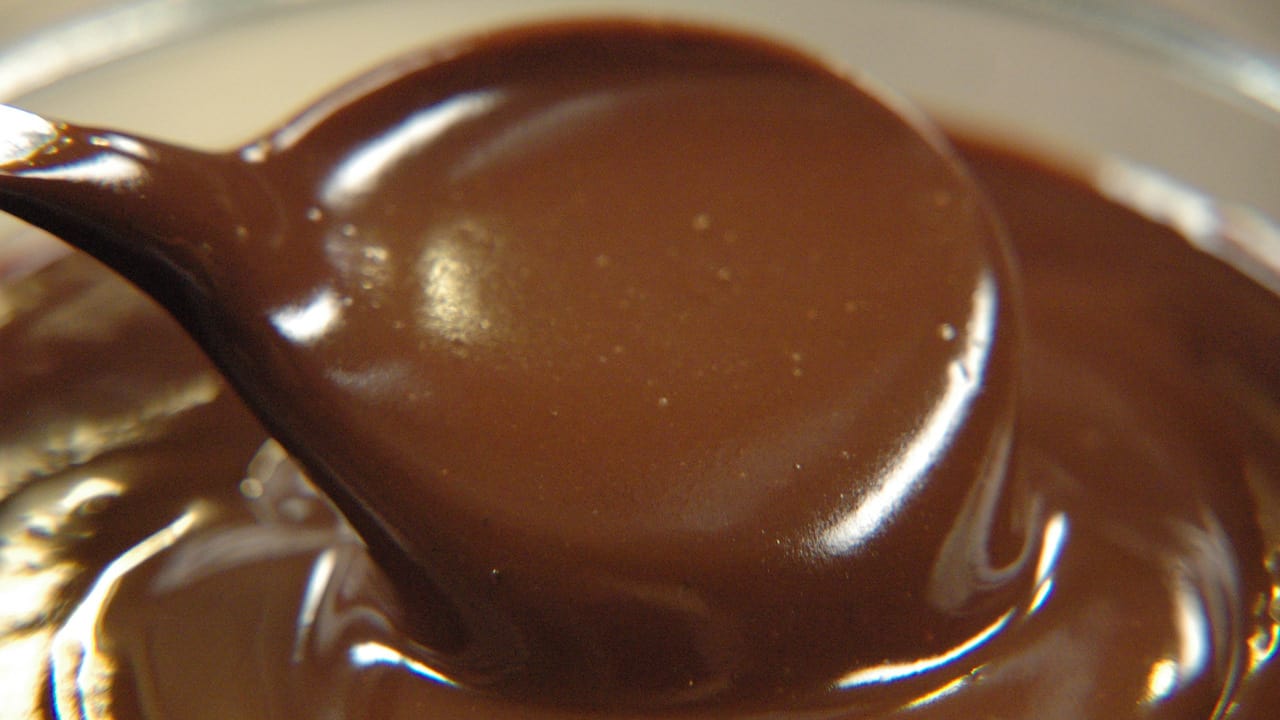 5252 1 كريمة الشوكولاته لتزيين الكيك - اصنعى احلى كريمة شيكولاته في البيت هديل كرم